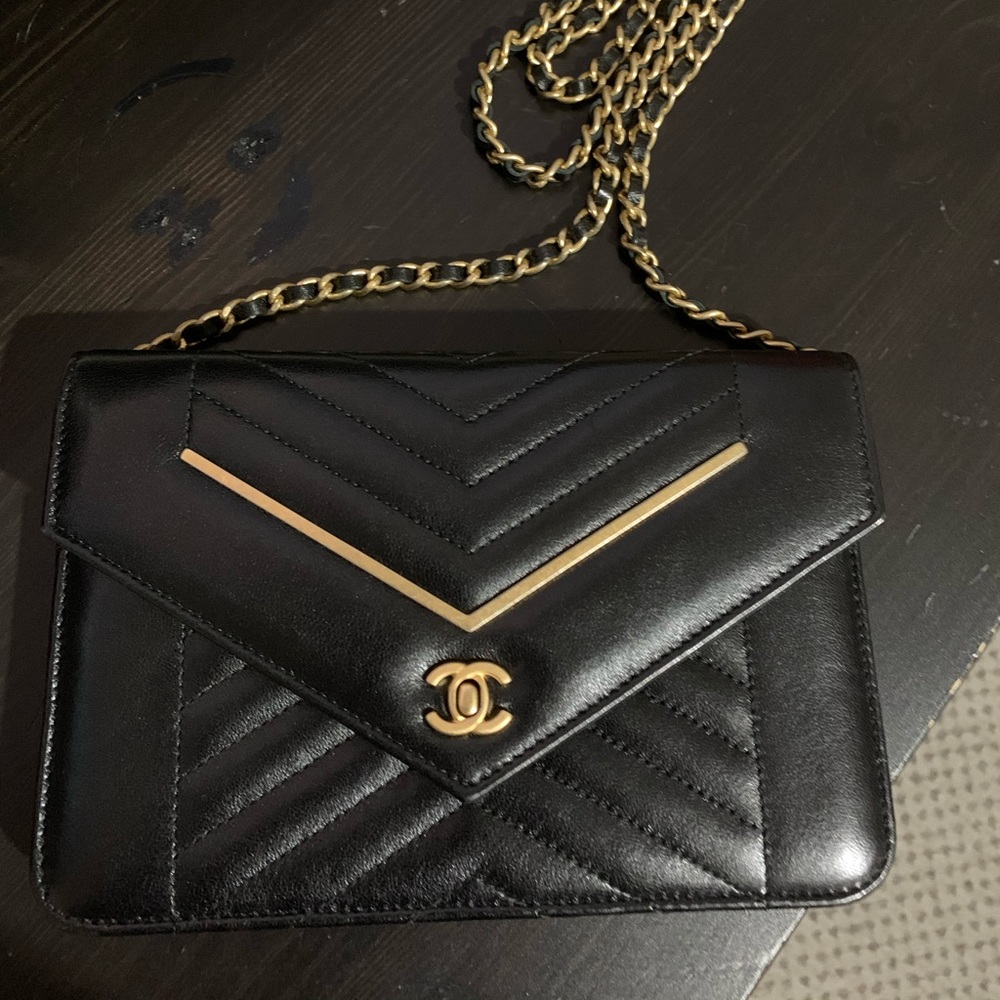 Turn lock Chanel wallet on chain